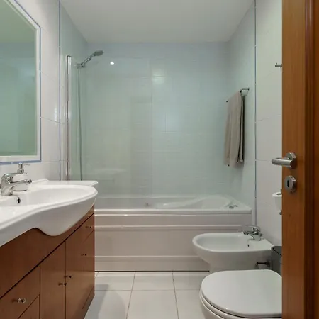 1 Bedroom With Pool Access *